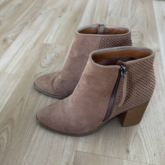 Universal Thread Stylish Tan Ankle Boots - Picture 3 of 6